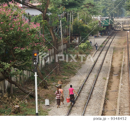 ヤンゴン　線路を歩く人　yangon2013 9348452