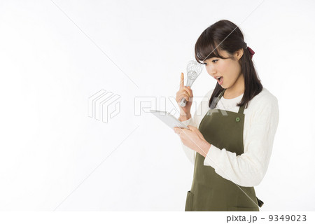 タブレットを持つ女性 タブレットを持つ女性 9349023