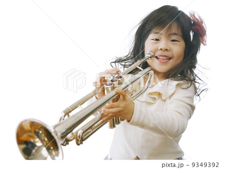 トランペットを吹く女の子の写真素材