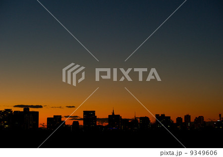 都市の夕焼け 9349606