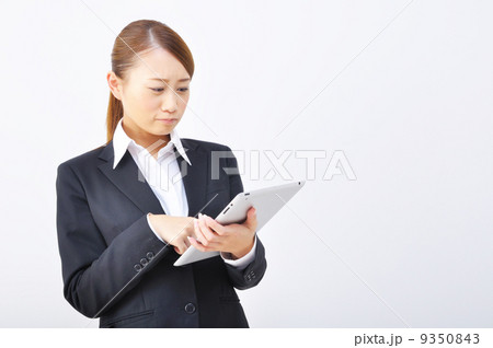 タブレット端末を持つ女性 9350843