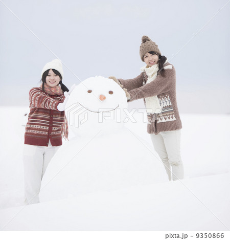 雪だるまを作る2人の女性 9350866