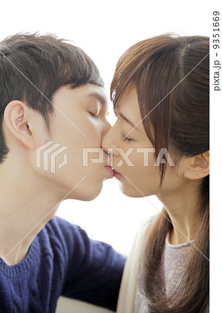 キスするカップルの写真素材
