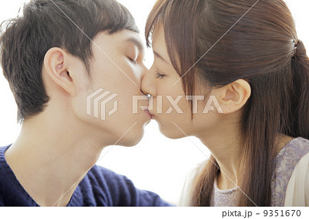 キスするカップルの写真素材 9351670 Pixta