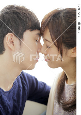 キスするカップルの写真素材