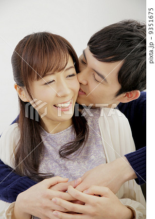 キスするカップル キスするカップル 9351675