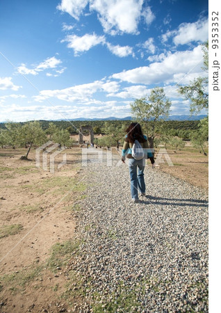 walking to the roman city 9353352