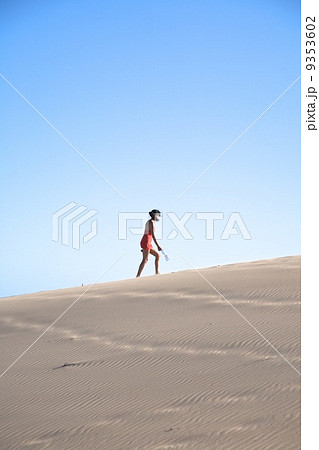side woman on great sand mountain 9353602