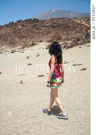 woman watching a volcano 9353637
