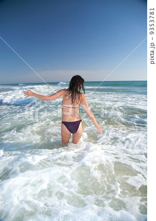 walking in the ocean 9353781