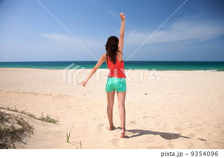 winner woman at the beach 9354096