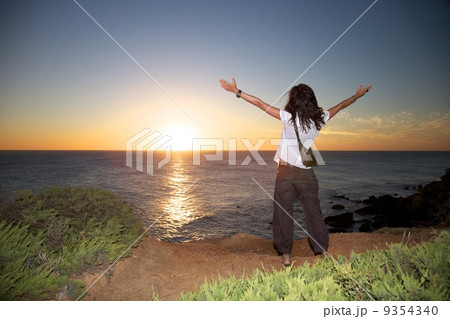 woman see off sun 9354340