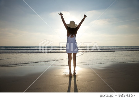 happy woman against sun 9354357