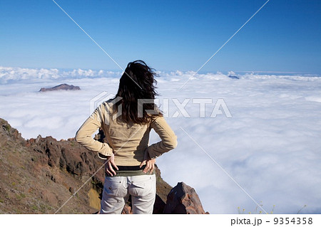 back woman over fog ocean 9354358