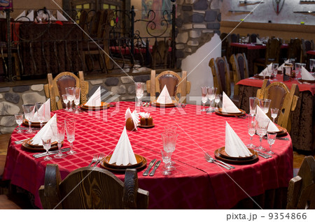 round table 9354866