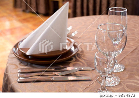 restaurant laid table 9354872
