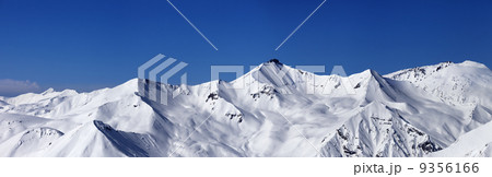 Panoramic view on off-piste slopes and blue sky at nice day 9356166