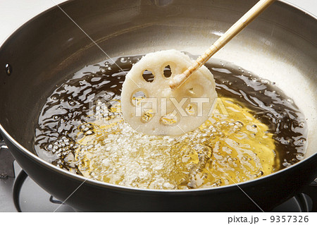 天婦羅の調理シーン 天婦羅の調理シーン 9357326