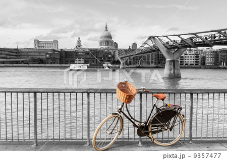 Bike with wicker basket against St Paul's backdrop, London, UK 9357477