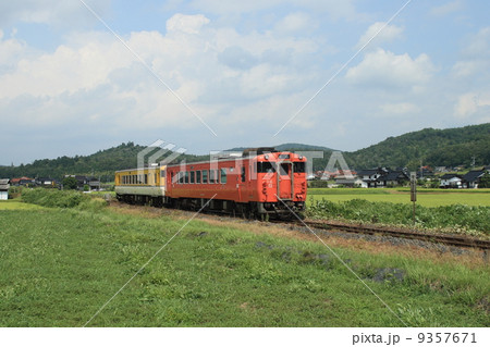 真夏のローカル線を行くキハ47 9357671