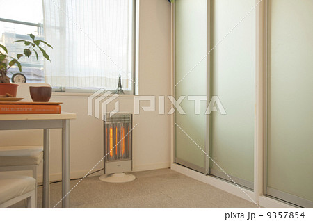 ストーブと暖房の部屋 9357854