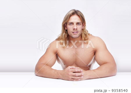 Athletic sexy male body builder with the blonde long hair. gladi 9358540
