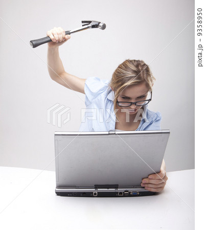 angry businesswoman 9358950
