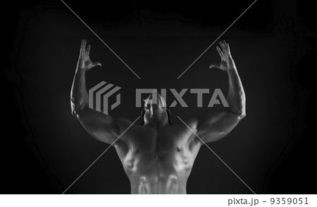 Dramatic image of a beautifully sculpted bodybuilder 9359051