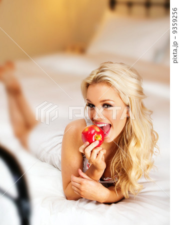 blonde with apple 9359256