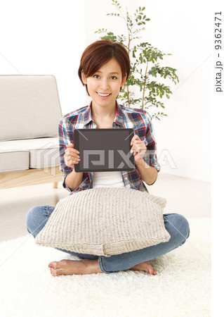 タブレットを見せる女性 タブレットを見せる女性 9362471