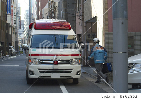 救急車に向う救急隊員 9362862