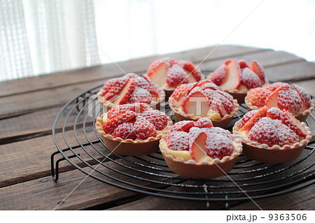 ケーキクーラーの上のいちごの手作りカスタードクリームタルト 9363506