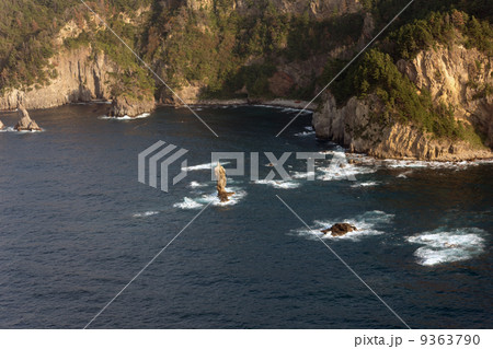 隠岐の島のローソク島を空撮 9363790