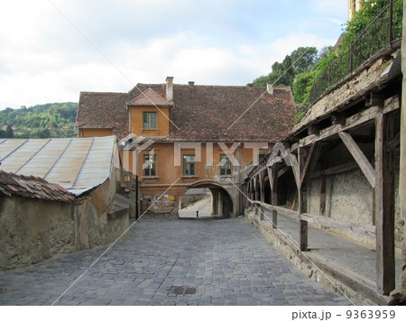 ルーマニアの街を訪ねて（シギショアラ旧市街の路地風景） 9363959