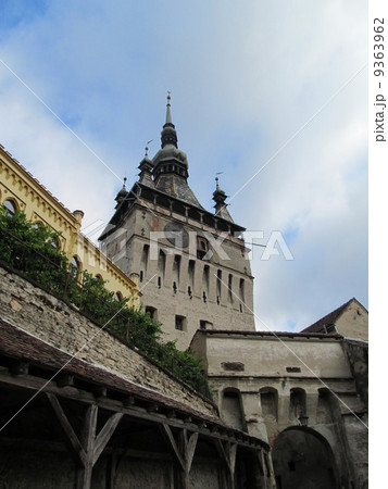 ルーマニアの街を訪ねて（シギショアラ、旧市街の時計塔） 9363962