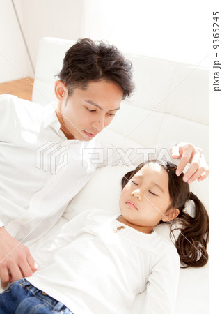 添い寝 添い寝 9365245