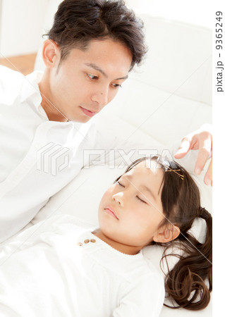 添い寝 添い寝 9365249