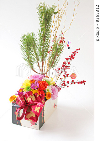 花 フラワーアレンジメント 植物 お正月 結婚 新年 年賀状素材 和 生け花 生花 習い事 の写真素材