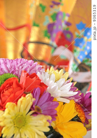 花　フラワーアレンジメント　植物　お正月　結婚　新年　年賀状素材　和　花束　ブーケ　生け花　生花　菊　カラフル　祝賀　年賀　正月飾り　賀正　花飾り　扇子　金色　雅　祝い　年賀状　年中行事　喜び　慶事　 9365319