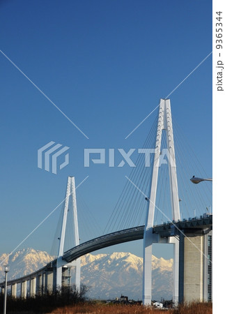 立山連峰と新湊大橋 9365344