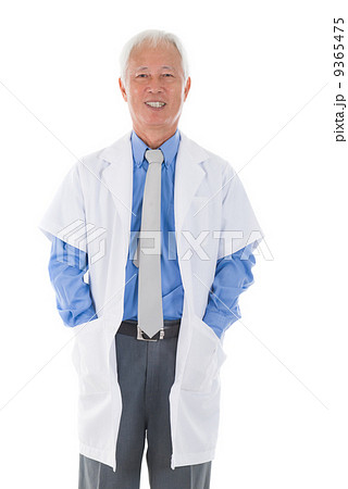 chinese senior doctor isolated on white background chinese senior doctor isolated on white background 9365475
