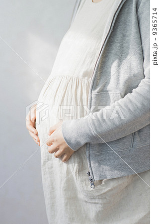 赤ちゃんと父母 9365714