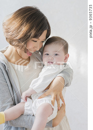 赤ちゃんと父母 9365735