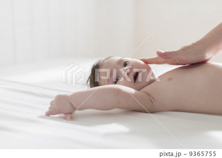 赤ちゃんと父母 赤ちゃんと父母 9365755