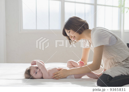 赤ちゃんと父母 赤ちゃんと父母 9365831