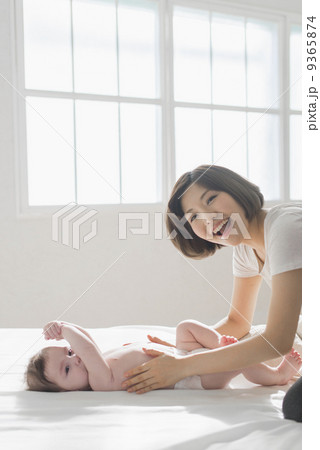 赤ちゃんと父母 9365874