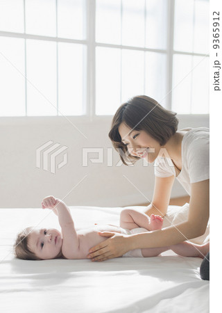 赤ちゃんと父母 9365912