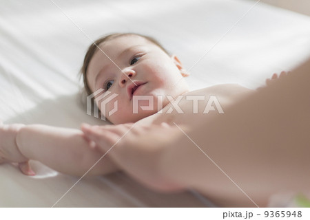 赤ちゃんと父母 9365948