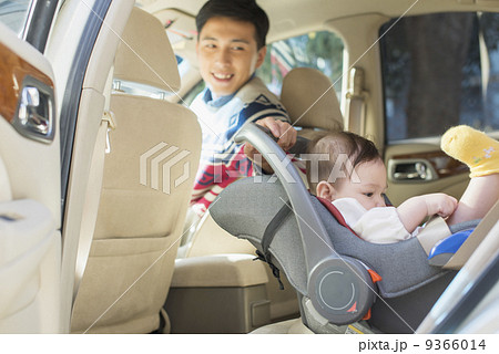 赤ちゃんと父母 9366014