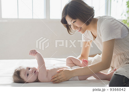赤ちゃんと父母 赤ちゃんと父母 9366042